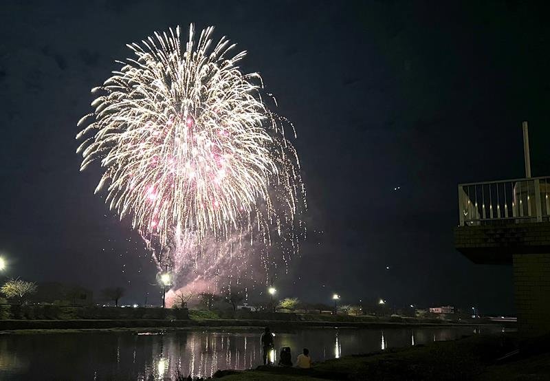 地域を盛り上げようとサプライズで打ち上げられた花火＝多古町