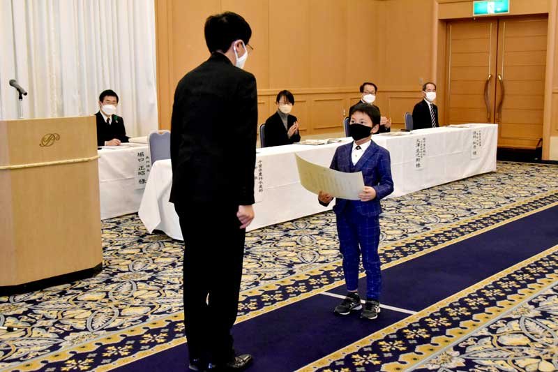 県知事賞に輝き、賞状を受け取った坂本君（右）＝１９日、千葉市中央区