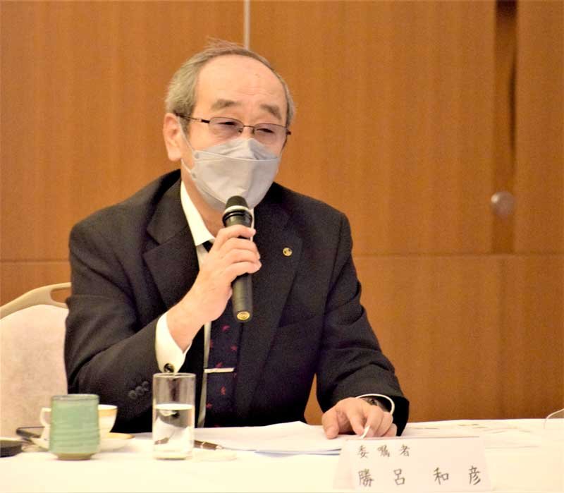 会議であいさつをする勝呂理事長＝千葉市中央区