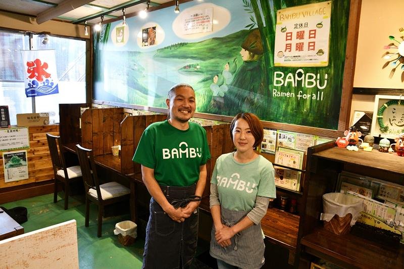 主に調理を担当する店主の佐藤洋行さん（左）と接客やブログでの情報発信を担う妻の典子さん＝多古町
