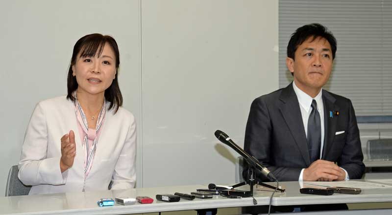 衆院千葉５区補選に向けて国民民主党公認での立候補を表明した岡野氏（左）と、同席した玉木代表＝２３日、県庁