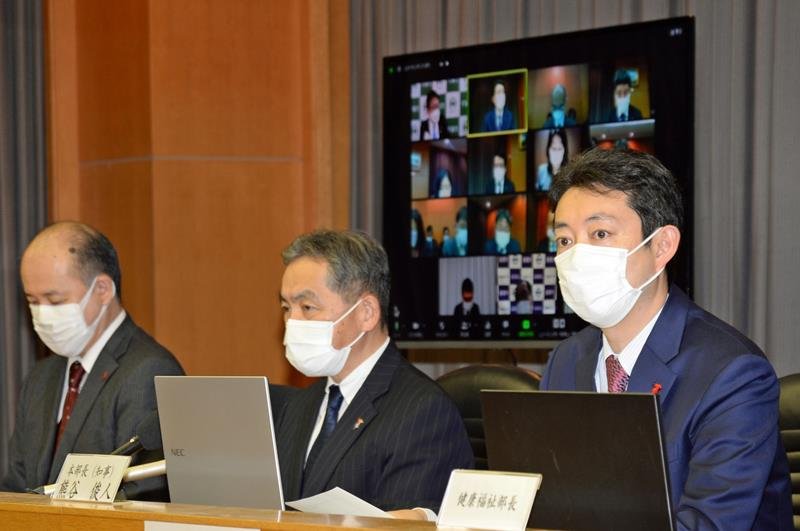 政府の「まん延防止等重点措置」解除決定を受け、県対策本部会議で県の対応方針を示す熊谷知事＝３月１７日、県庁
