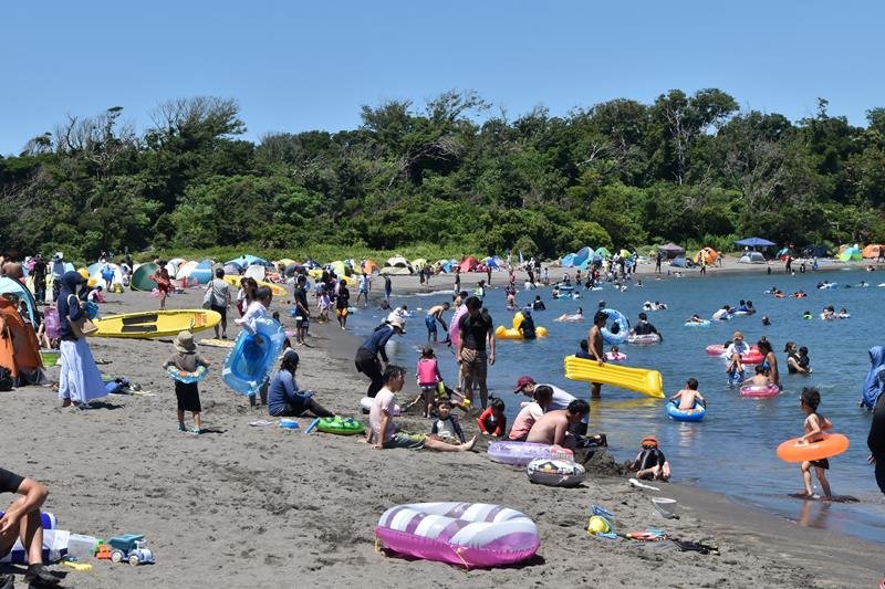 県内外から連日多くの海水浴客が詰めかけた沖ノ島海水浴場。子どもたちのはじける笑顔が印象的だった＝館山市
