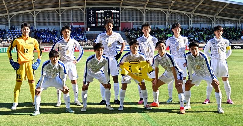工藤壮人さんのユニホーム（中央）を掲げて芦屋学園戦に臨む日体大柏イレブン＝２９日、柏の葉
