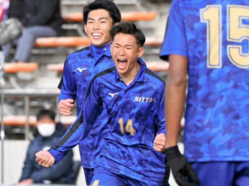 丸岡―日体大柏　後半、ゴールを決め喜ぶ日体大柏の片野（１４）＝柏の葉