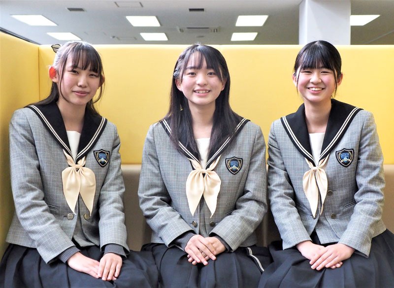 学校自慢について語る（左から）佐藤さん、礒辺さん、上本さん＝君津市
