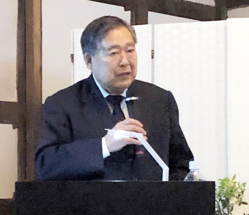 発酵に関するまちづくりの事例などを紹介する小泉さん＝香取市（ＮＰＯ法人発酵文化推進機構提供）
