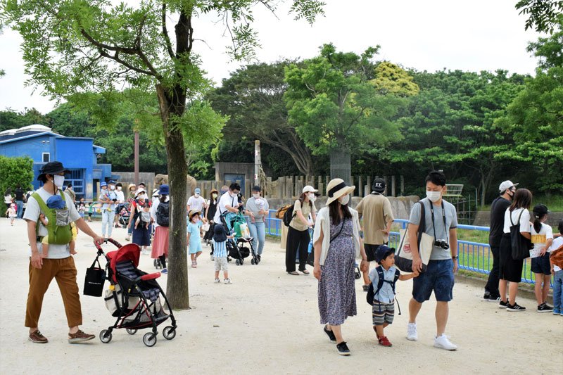 千葉市動物公園を訪れた親子ら＝千葉市若葉区