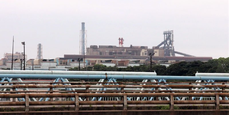 日本製鉄東日本製鉄所君津地区の遠景＝君津市、２０２２年８月２４日