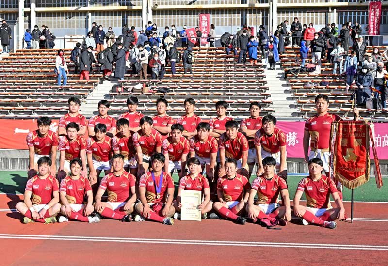 流通経大柏―専大松戸　表彰式を終え、集合写真撮影に応じる流通経大柏の選手＝柏の葉
