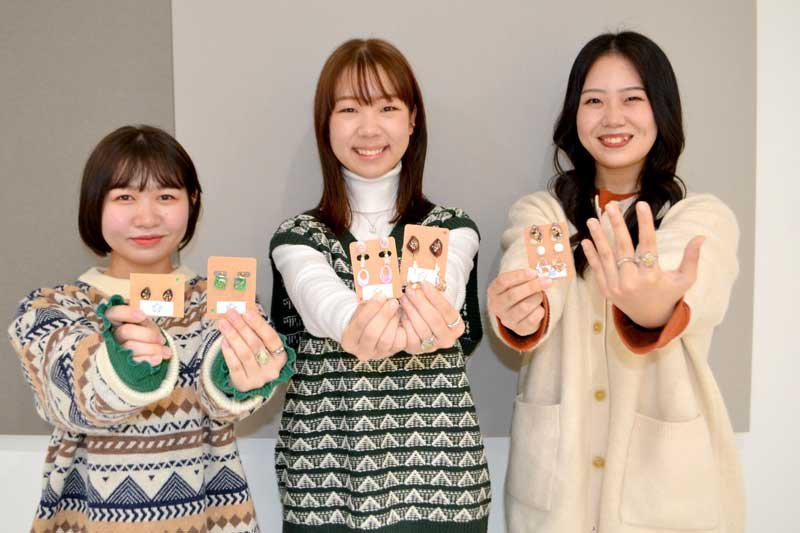 海洋プラごみを活用したアクセサリーを制作した神田外語大の学生＝千葉市美浜区