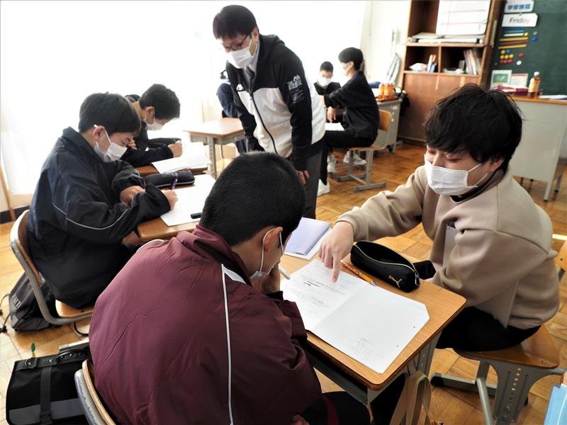 大学生らから宿題の学習支援を受ける子どもたち＝木更津市
