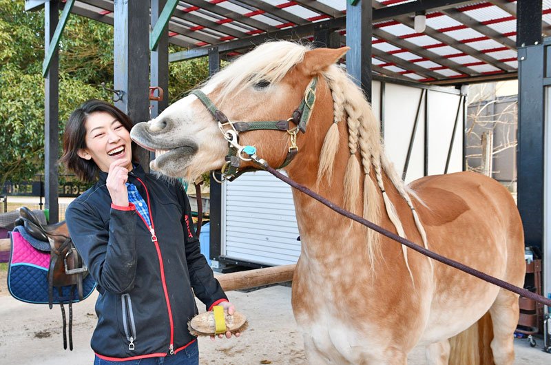 我が子のようにかわいがるぽっくるくんと触れ合う佐藤さん＝昨年１２月２６日、香取市

