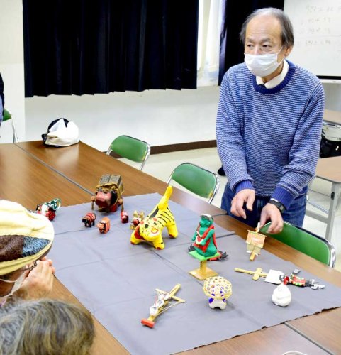全国各地の郷土玩具を並べ、特徴を説明する久野さん＝睦沢町