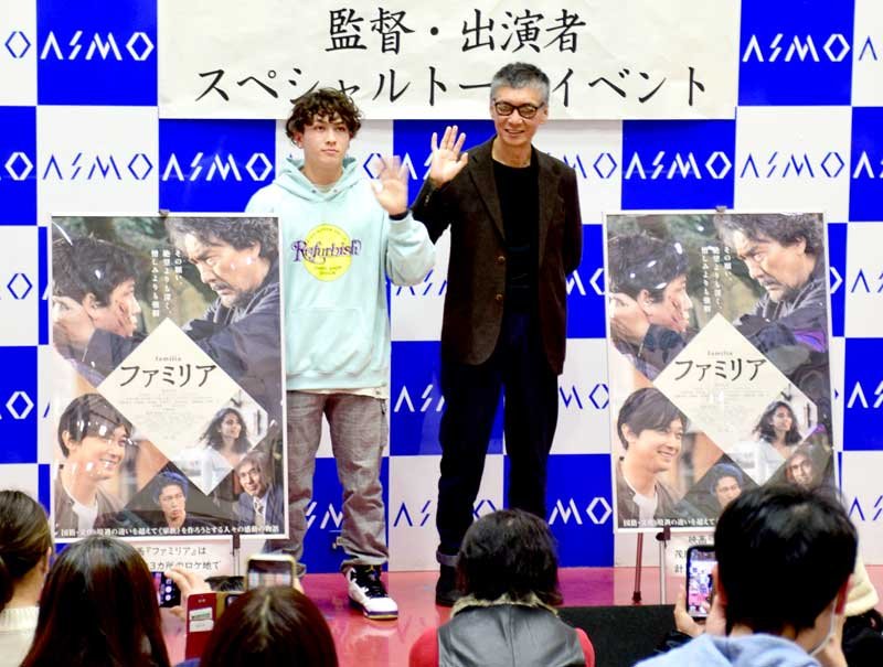 多数の来場者に手を振る成島監督（右）とサガエルカスさん＝茂原市
