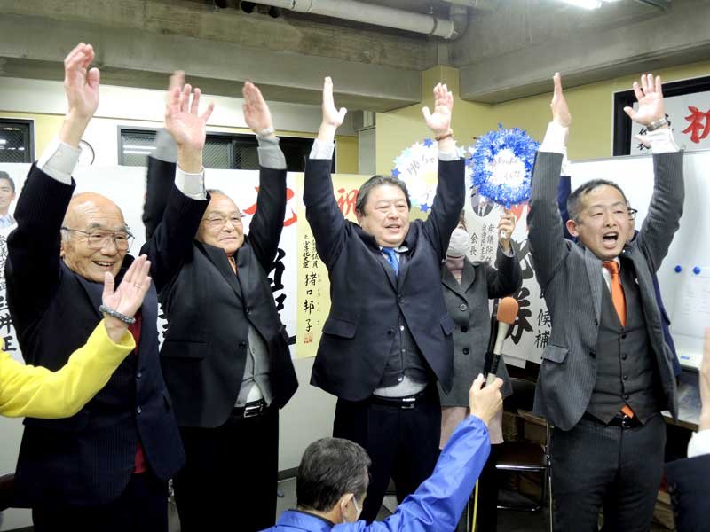 我孫子市長に無投票当選し万歳する星野氏（右から２人目）＝１５日午後６時、我孫子市
