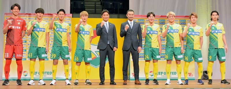Ｊ２千葉の新体制発表会に登場した新加入の選手たち＝千葉市