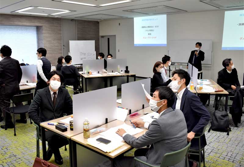 千葉興業銀行の新研修施設を活用した「異業種交流ワークショップ」の様子＝１２日、千葉市美浜区