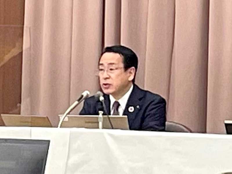 記者会見する全国地銀協会長の千葉銀行・米本頭取＝１８日、東京都千代田区