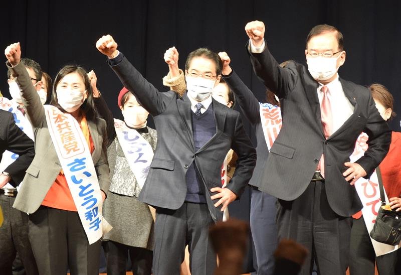 「頑張ろう」と気勢を上げる共産の志位委員長（右端）と斉藤氏（左端）＝１８日、千葉市中央区
