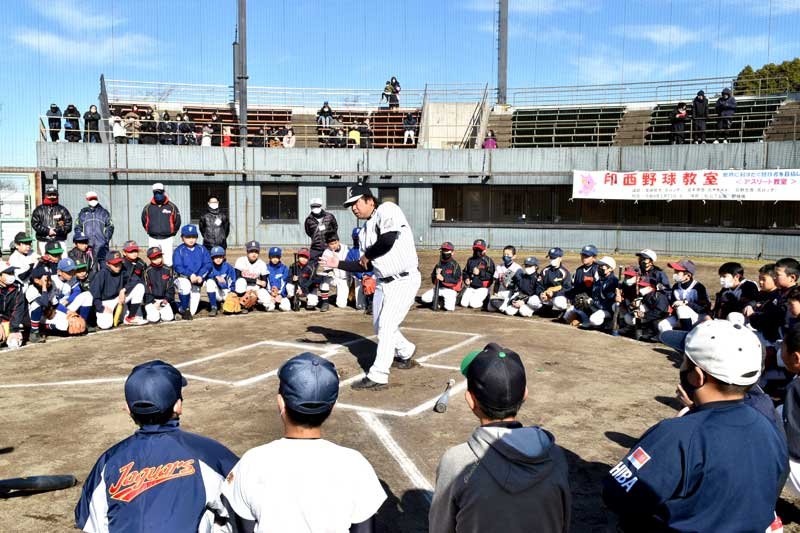 印西市の野球教室で小学生に打撃フォームを指導する里崎さん＝同市浦部の松山下公園野球場