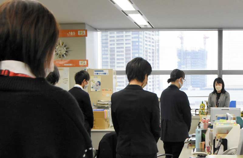 栗原心愛さんの命日に合わせ、黙とうする県児童家庭課の篠塚かおる課長（右）と職員＝２４日午前、千葉県庁
