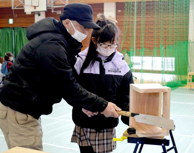 本棚製作を体験する児童＝横芝光町