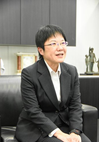 千葉日報社のインタビューに応じる千葉県警・田中俊恵本部長＝千葉県警本部
