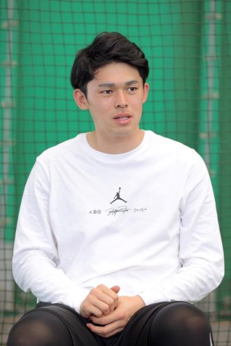 インタビューに応じる千葉ロッテの佐々木朗希投手＝沖縄県石垣市（代表撮影）