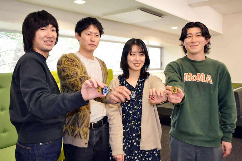 千葉大生に「元素周期表チョコ」　バレンタインデーにプレゼント　金のチョコはどんな味？元素の特徴で味に工夫も