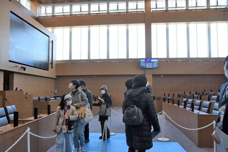 千葉市役所新庁舎の議場を見学する参加者＝１８日、千葉市中央区