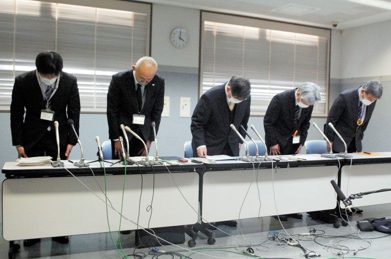 練習中の部員への暴行容疑で顧問教諭が逮捕され、陳謝する市船高の津田校長（左から２人目）や松本教育長（中央）＝２７日夕、船橋市
