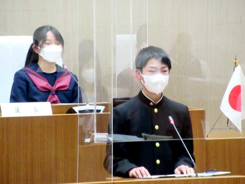 中学生議員らが市に質問をぶつけた「子ども議会」＝鎌ケ谷市議会議場
