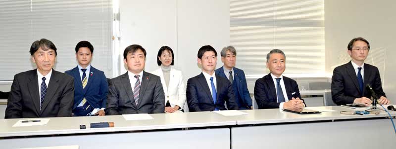 千葉県議選に向けて、元職・新人らの公認・県連推薦を発表した立憲民主党県連の網中幹事長（右）＝昨年１２月２７日、千葉県庁