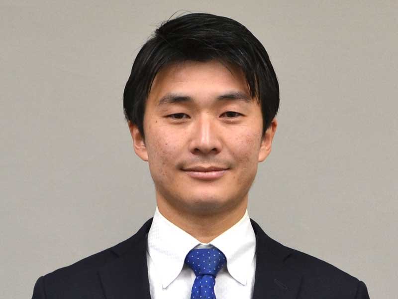 秋山陽氏