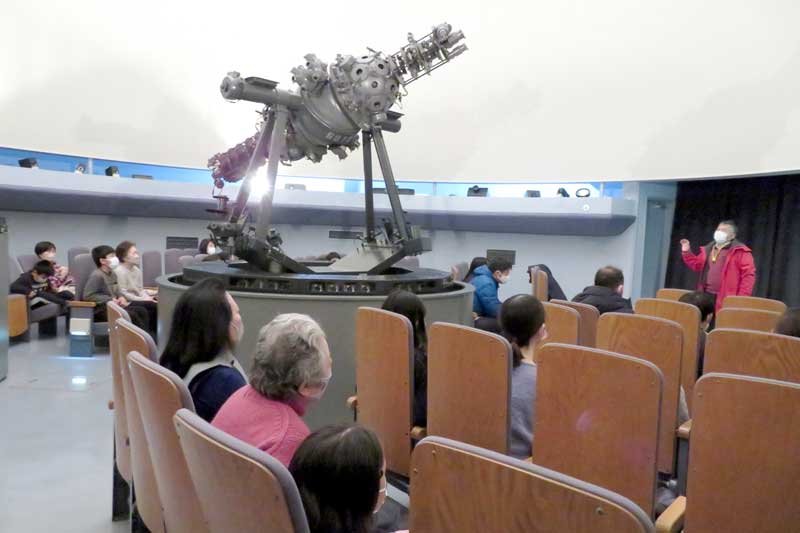 プラネタリウムで解説を聞く親子連れら＝長生村文化会館