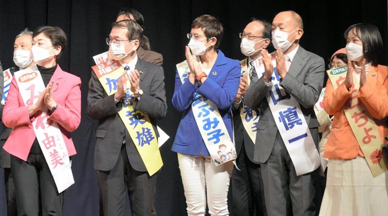 統一地方選に向けた共産党の決起集会で、壇上に並んだ県議選の公認予定候補＝１月１８日、千葉市中央区
