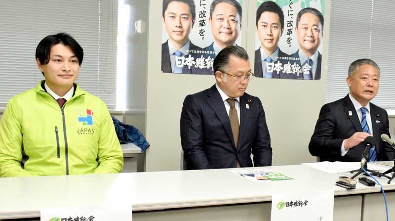 記者会見する日本維新の会の馬場代表（右）と岸野氏（左）＝８日、県庁