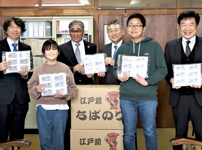 贈呈されたノリを手にする児童ら＝富津市
