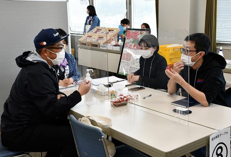 商談会では生産者が自慢の商品を売り込んだ＝香取市
