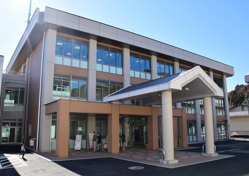 完成した長南町役場の新庁舎＝１１日、同町
