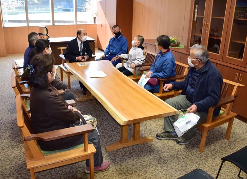 長南町役場新庁舎　町民にお披露目　町長室は地元家具使用