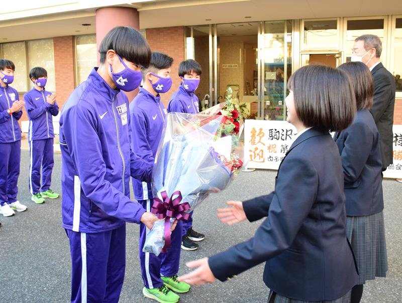 駒沢大陸上部に花束を贈る白子中の生徒たち＝１７日、白子町
