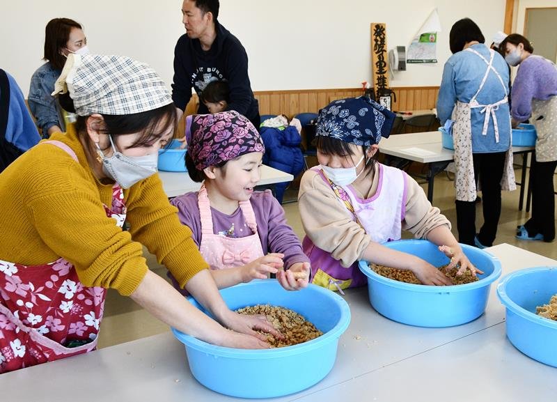 みそ仕込みを体験する参加者ら＝神崎町
