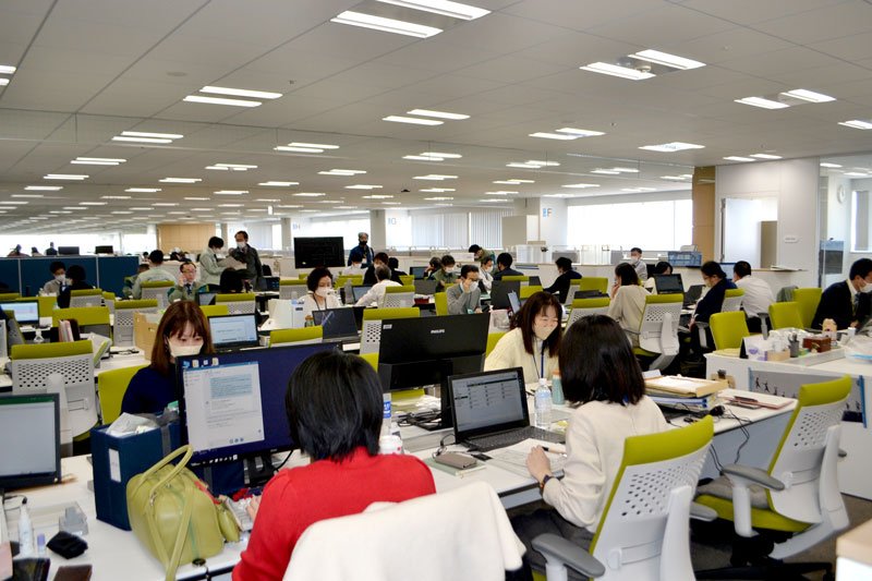 新庁舎に移転し業務を開始した市教委教育総務部＝２７日、千葉市役所新庁舎