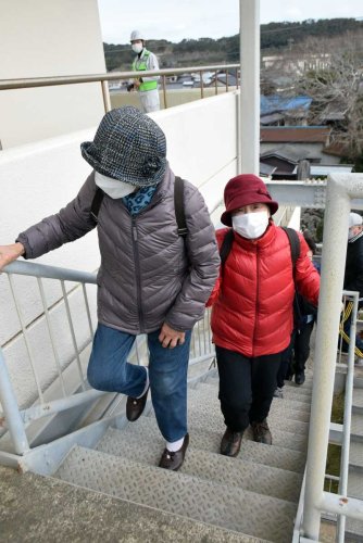 避難訓練のため学校の階段を上がる参加住民＝５日、旭市
