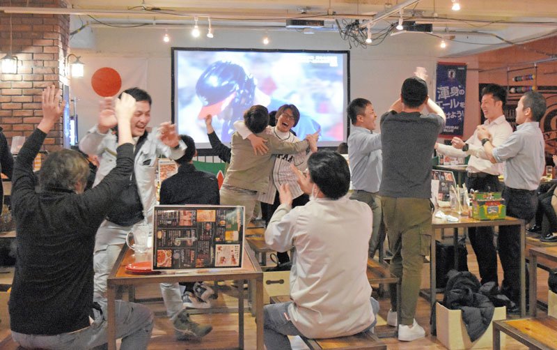日本の優勝を喜ぶ人たち＝２２日午前、千葉市中央区の「ＳＰＯＲＴＳ　ＢＡＲ　ＧＡＴＥ」
