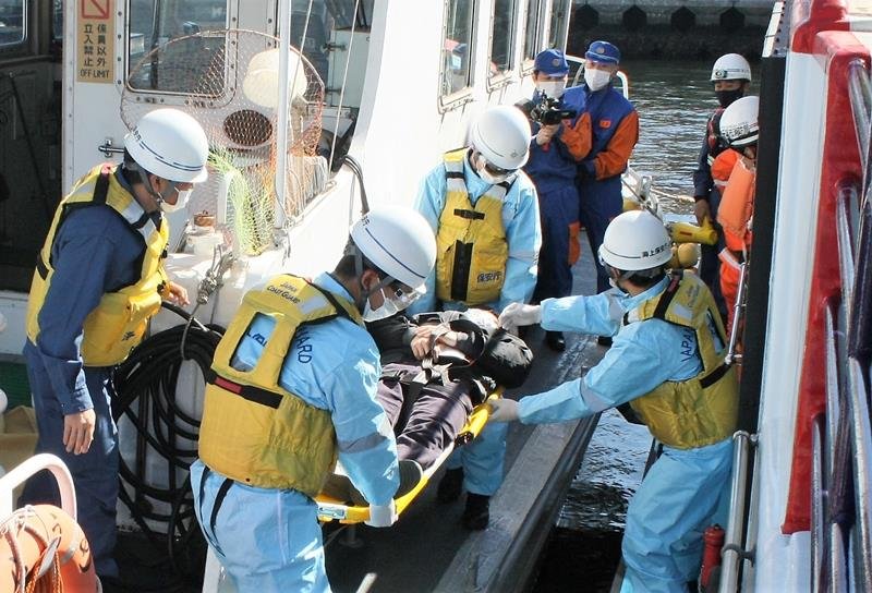 負傷者を巡視艇に運び込む千葉海保の海上保安官ら＝千葉市中央区
