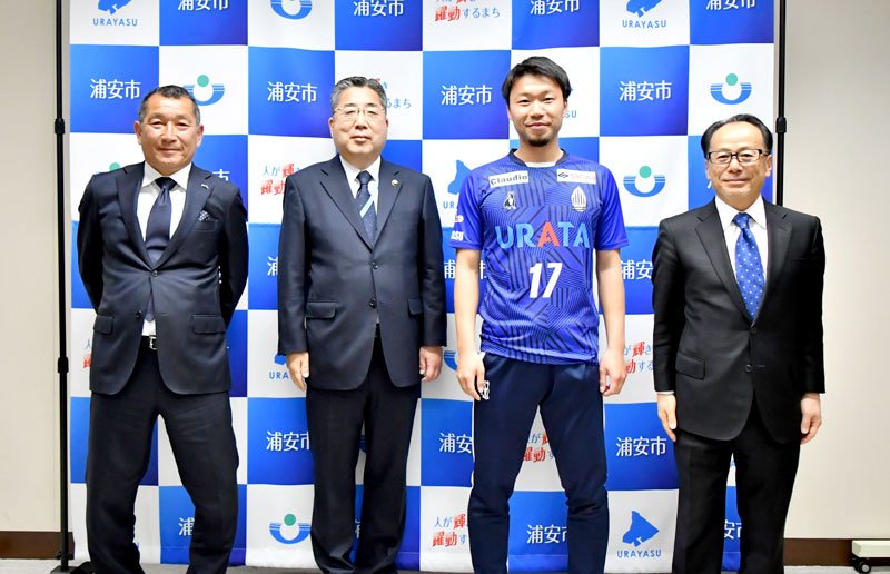 浦安市の内田悦嗣市長（左から２人目）を表敬訪問したブリオベッカ浦安の都並敏史監督（左端）ら＝２８日、浦安市役所