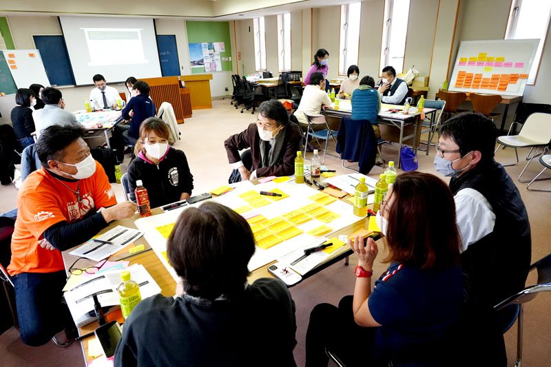 いすみ鉄道と地域の課題解決へアイデアを出し合う参加者＝いすみ市

